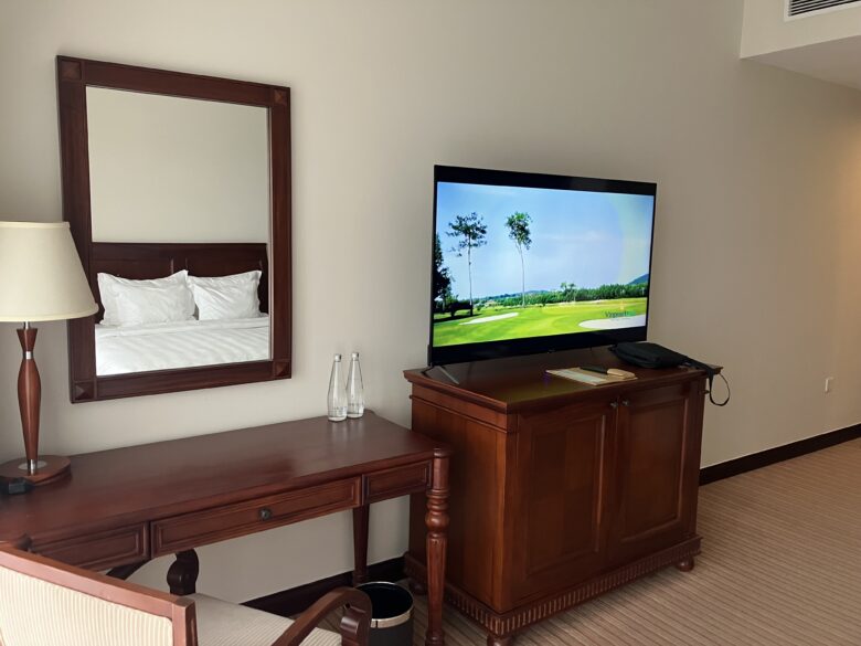 部屋内のテレビ・イス・テーブル